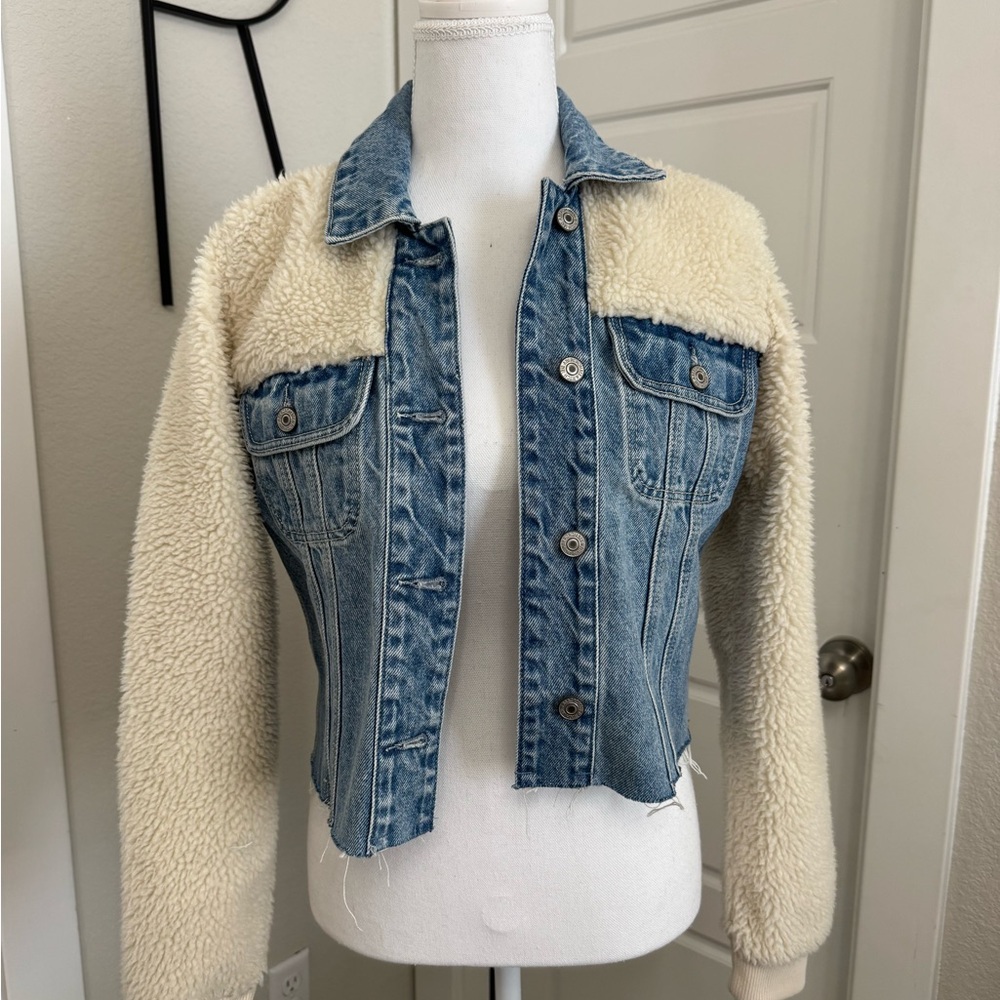NWT Abercrombie sherpa denim jacket 🤍